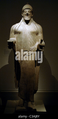 Arte fenicia Cipro. Statua di un sacerdote. Tardo sesto secolo a.c. Periodo Arcaico. Calcare. Esso proviene da Golgoi (Cipro). Foto Stock