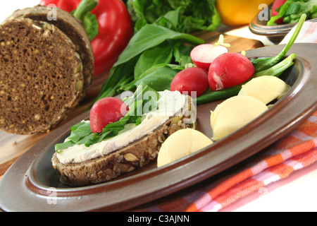 Aglio selvatico pane con crema di formaggio, aglio selvatico e ravanelli Foto Stock