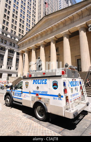 New York del Dipartimento di Polizia di veicolo di emergenza su Wall Street a New York City. Foto Stock