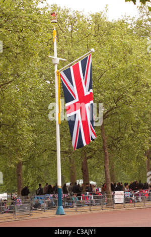 Uno dei molti Union Jack Flag di rivestimento del centro commerciale per il Royal Wedding tra il principe William e Kate Middleton Foto Stock