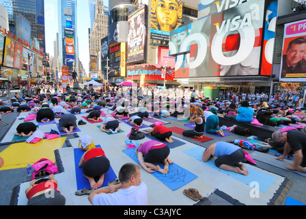 Persone di partecipare a un evento di yoga in Times Square a New York City. Giugno 21, 2010. Foto Stock