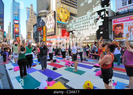 Persone di partecipare a un evento di yoga in Times Square a New York City. Giugno 21, 2010. Foto Stock