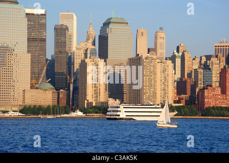 Architettura moderna lungo il fiume Hudson in New York City. Foto Stock