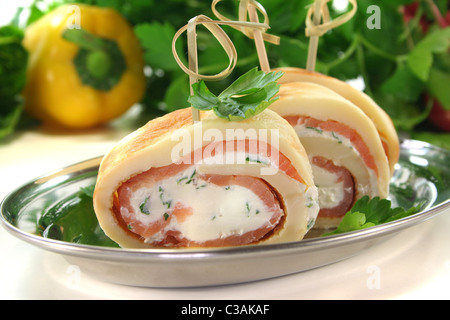 Frittelle ripiene con salmone affumicato e crema di formaggio Foto Stock