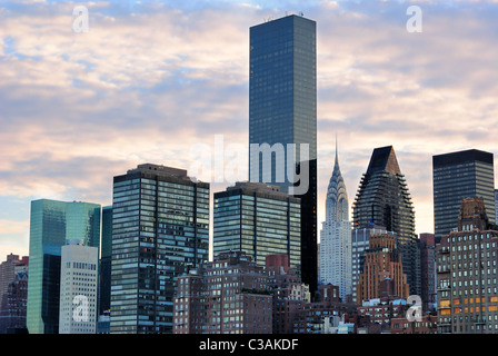 Lo skyline del centro cittadino di Manhattan al tramonto. Foto Stock