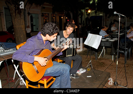 Musicisti di strada a Plaza Dorrego in San Telmo barrio di Buenos Aires, Argentina. Foto Stock