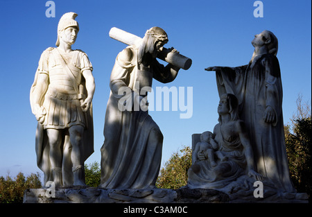 Sculture di marmo raffiguranti le ultime ore di Gesù al via della croce sull'isola Maltese di Gozo. Foto Stock
