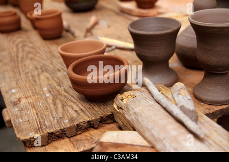 Terraglie di argilla potter artigianato della ceramica sul tavolo vintage artigianale di studio Foto Stock