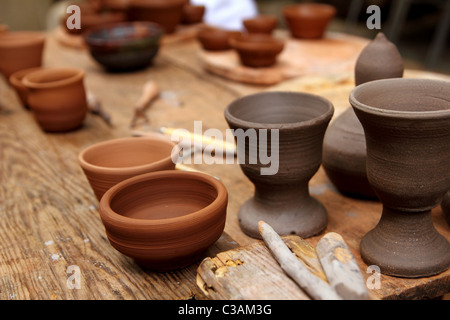 Terraglie di argilla potter artigianato della ceramica sul tavolo vintage artigianale di studio Foto Stock