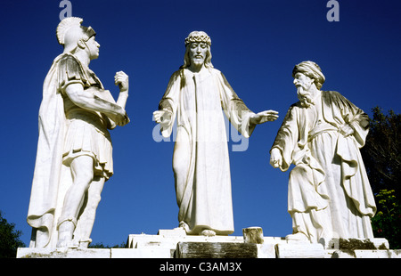 Gesù è data la croce. Sculture raffiguranti le ultime ore di Gesù al via della croce sull'isola Maltese di Gozo. Foto Stock