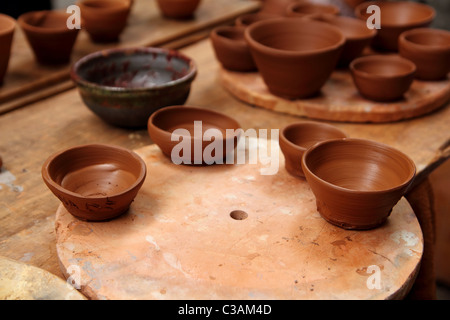 Terraglie di argilla potter artigianato della ceramica sul tavolo vintage artigianale di studio Foto Stock