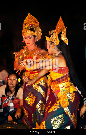 Il JUNUNGAN Village è il solo le donne KECAK SRIKANDHI (RAMAYANA MONKEY CHANT) Dance Troupe - Ubud, Bali Foto Stock