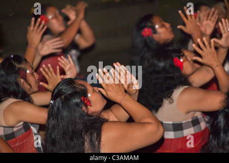 Il JUNUNGAN Village è il solo le donne KECAK SRIKANDHI (RAMAYANA MONKEY CHANT) DANCE TROUPES - Ubud, Bali Foto Stock