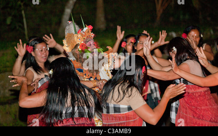 Il JUNUNGAN Village è il solo le donne KECAK SRIKANDHI (RAMAYANA MONKEY CHANT) Dance Troupe - Ubud, Bali Foto Stock