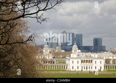 Vista dal parco di Greenwich a Queen's House, Royal Naval College e Docklands. Foto Stock