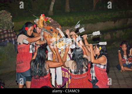 Il JUNUNGAN Village è il solo le donne KECAK SRIKANDHI (RAMAYANA MONKEY CHANT) Dance Troupe - Ubud, Bali Foto Stock