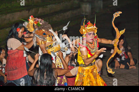 Il JUNUNGAN Village è il solo le donne KECAK SRIKANDHI (RAMAYANA MONKEY CHANT) Dance Troupe - Ubud, Bali Foto Stock