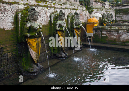 Figure femminili presso le terme dell'indù santuario Goa Gajah conosciuta anche come la grotta di elefante, IX secolo - Ubud, Bali, Indonesia Foto Stock