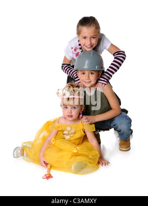 I bambini vestiti con i costumi isolate su sfondo bianco Foto Stock