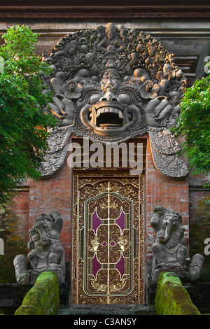 Una pietra scolpita BARONG sul cancello principale al tempio indù di pura SAMUANTIGA - PETULU, Bali, Indonesia Foto Stock