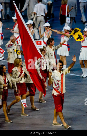 Roger Federer portabandiera conduce la nuotata squadra Marching in alle cerimonie di apertura in vista delle Olimpiadi di Pechino 2008 Foto Stock