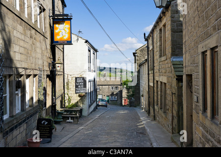 Tradizionali case di pietra & White Lion village pub sulla strada principale attraverso Heptonstall, vicino Hebden Bridge, West Yorkshire, Regno Unito Foto Stock