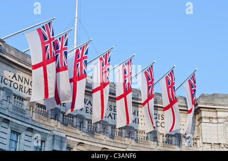Alfiere bianco bandiere sopra Admiralty Arch per Royal Wedding Prince William a Catherine Kate Middleton. Regno Unito Foto Stock