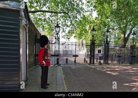 La protezione di sentinella al di fuori di Clarence House Il Mall, London Regno Unito Foto Stock