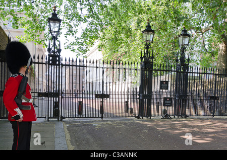 La protezione di sentinella al di fuori di Clarence House Il Mall, London Regno Unito Foto Stock