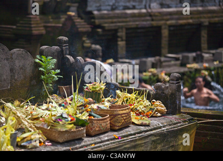Offerte a pura Tirta Empul un tempio Hindu e le molle a freddo con acque curative - TAMPAKSIRING, Bali, Indonesia Foto Stock