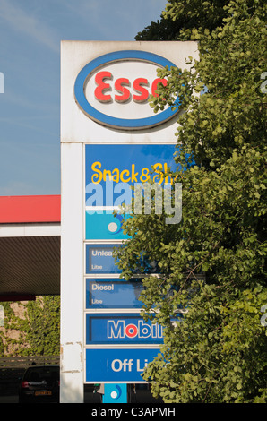 Un segno di esso con il ridicolo prezzi del carburante (nel maggio 2011) coperta da un albero al di fuori di una stazione di benzina a Hounslow, Middx, Regno Unito. Foto Stock