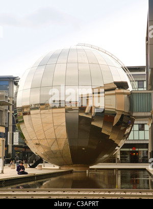 Specchio riflettente sfera in Millennium Square, Bristol. Foto Stock