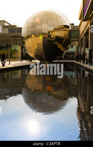 Specchio riflettente sfera in Millennium Square, Bristol. Foto Stock