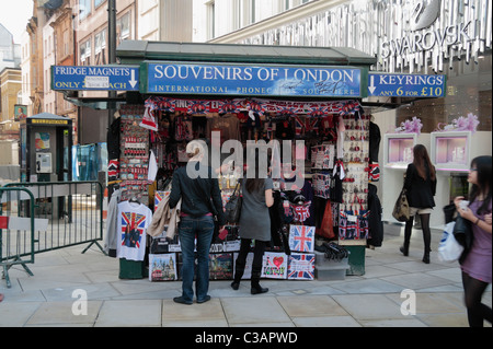 Un negozio di souvenir di London street stallo in Oxford Street, Londra, Regno Unito. Foto Stock