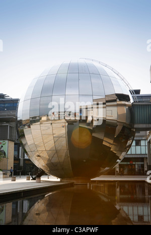 Specchio riflettente sfera in Millennium Square, Bristol. Foto Stock