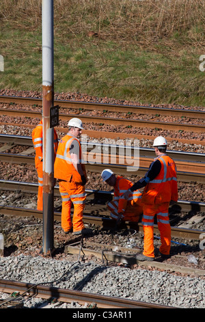 Babcock Rail Engineers riparazione linee ferroviarie a Beattock Summit; sicurezza & costruzione, imprese di rete ad alta visibilità in Scozia, Regno Unito Foto Stock