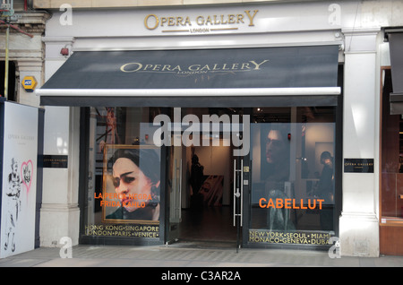 L'Opera Gallery di Londra, una contemporanea e moderna pittura e scultura presa su New Bond Street, Londra, Regno Unito. Foto Stock