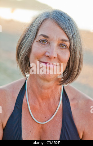 Ritratto di donna di mezza età all'aperto Foto Stock