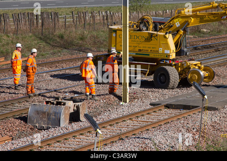 Babcock Rail Engineers riparazione linee ferroviarie a Beattock Summit; sicurezza & costruzione, imprese di rete ad alta visibilità in Scozia, Regno Unito Foto Stock