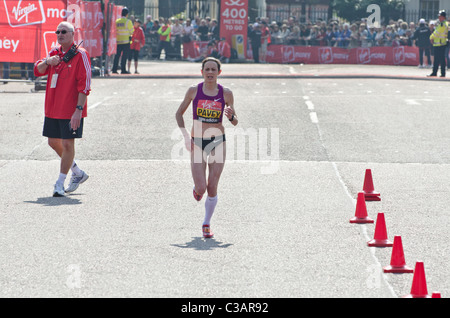 Jo Pavey Gran Bretagna womens concorrente nella maratona di Londra 2011 guardato dalla folla. Foto Stock