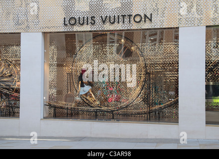 Una vetrina del negozio Louis Vuitton su New Bond Street, Londra, Regno Unito. Foto Stock