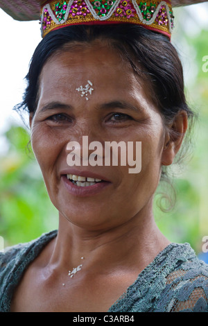 Donna indù offerte di riporto bilanciata sui capi alla cerimonia di anniversario di pura PRAJAPATI nei pressi di Ubud - BENTUYUNG SAKTI, BALI Foto Stock