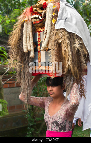 LION maschere utilizzate nella tradizionale danza LEGONG sono portati durante una processione indù per un tempio anniversario - Ubud, Bali Foto Stock
