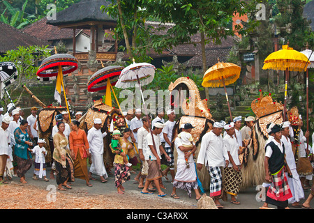 BARONG costumi utilizzati nei tradizionali danze LEGONG sono portati durante una processione indù per un tempio anniversario - Ubud, Bali Foto Stock