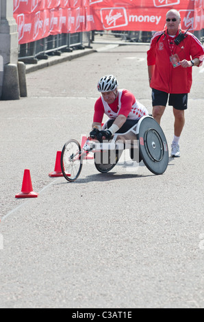 Rob Holliday uomini carrozzella concorrente nella maratona di Londra guardato dalla folla. 2011 Foto Stock