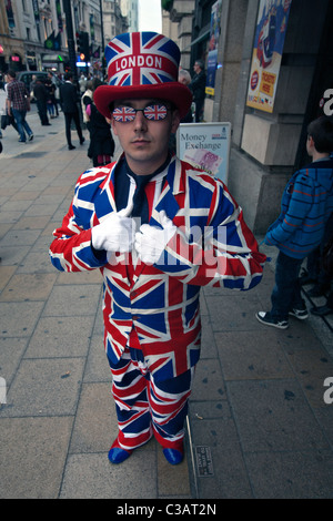 Uomo a Londra vestito in unione jack abbigliamento Foto Stock