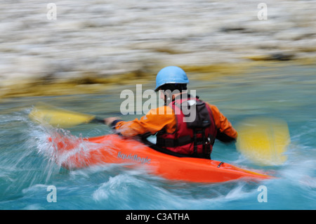 Kayaker sul fiume Soca, Fighting the Rapids. Foto Stock