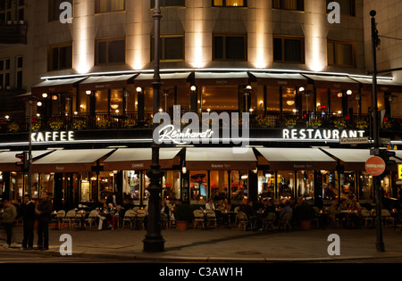 Il Reinhards im Kempinski, sidewalk cafe, di notte. D - 10719 Berlino, Kurfuerstendamm Nr. 27 EU/DE/DEU/ Germania/ Capitol Berlin Foto Stock