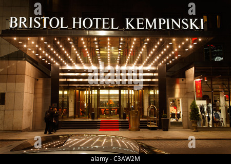 Il Kempinski Hotel Bristol Berlin a Kurfuerstendamm, ingresso principale al Fasanenstreet di notte. D - 10719 Berlino, Foto Stock