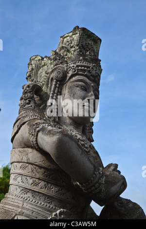 Statua di Pietra al KERTHA GOSA PAVILION che è stato usato come un tribunale nel capitale di KLUNGKUNG sapere come SEMAPURA - BALI Foto Stock